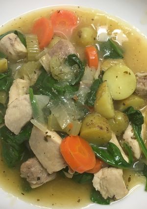 A picture of Salsiccia e pollo in casseruola.