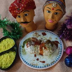 A picture of Bread Dahi Bhalle.