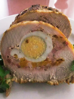 Una foto de Lomo de cerdo relleno de queso, beicon y huevo