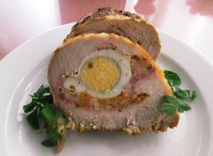 Una foto de Lomo de cerdo relleno de queso, beicon y huevo