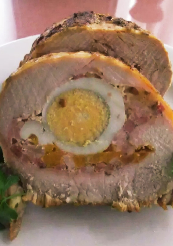 Una foto de Lomo de cerdo relleno de queso, beicon y huevo