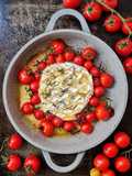 Queso Camembert al ajo con tomatitos cherry y romero