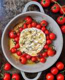 Queso Camembert al ajo con tomatitos cherry y romero