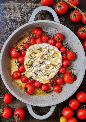 Una foto de Queso Camembert al ajo con tomatitos cherry y romero