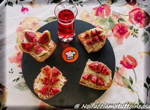 Foto di Crostini con Fichi, Zincarlin e Miele di erica