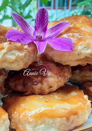 Hình của món Bánh pateso nhân thịt.