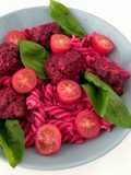 Boulettes veggie et Fusilli au ketchup de betterave