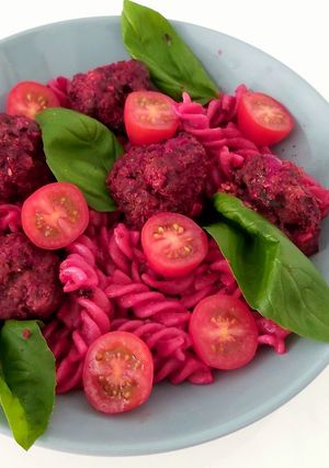 Une photo de Boulettes veggie et Fusilli au ketchup de betterave