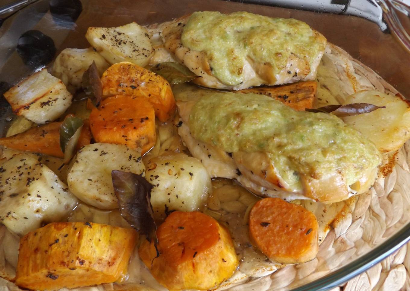 Pechugas de pollo al horno con crema de aguacate