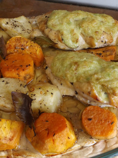 Una foto de Pechugas de pollo al horno con crema de aguacate