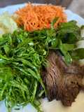 Carne grelhada com salada de legumes crus