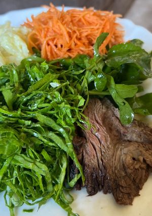 Foto de Carne grelhada com salada de legumes crus