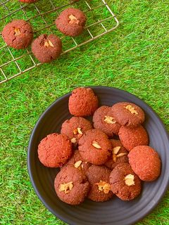 रेड वेलवेट कुकीज़ (red velvet cookies recipe in Hindi) रेसिपी मुख्य फोटो