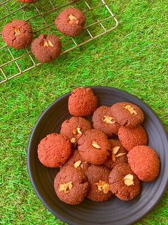 रेड वेलवेट कुकीज़ (red velvet cookies recipe in Hindi) रेसिपी मुख्य फोटो