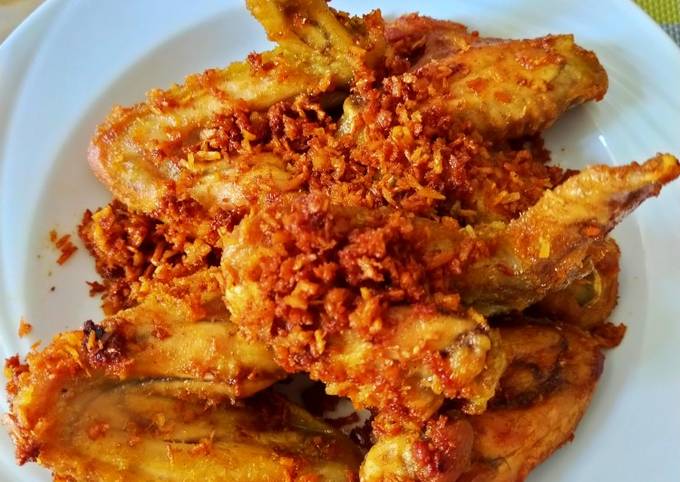 Ayam goreng serundeng dari kelapa kering