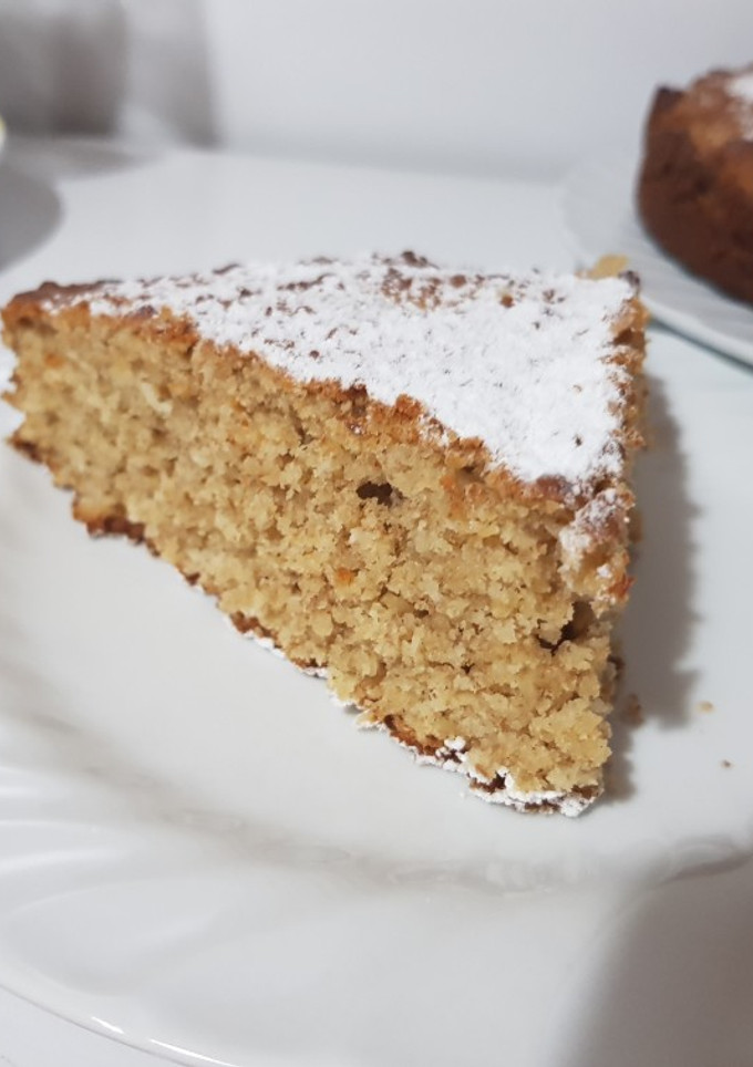 Una foto de Torta de banana y coco con harina integral y avena
