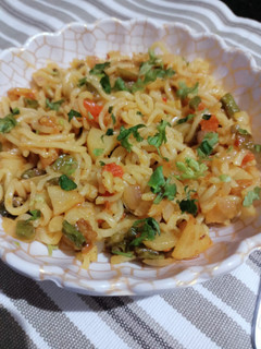 झटपट मसाला मैगी (Jhatpat masala maggi recipe in hindi) रेसिपी मुख्य फोटो