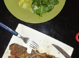 Una foto de Bife de aguja con verdura con salsa agridulce de miel y oliva