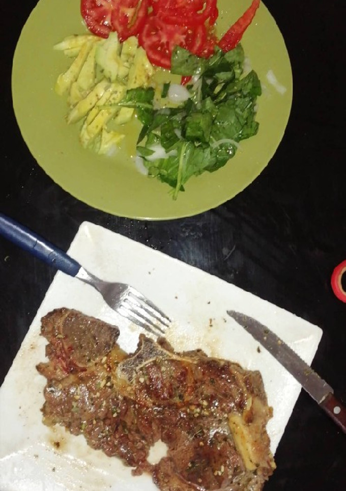 Una foto de Bife de aguja con verdura con salsa agridulce de miel y oliva