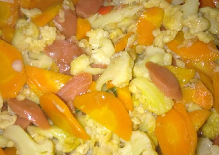 Langkah Mudah untuk Menyiapkan Brokoli, wortel, sosis sapi, telur orek dengan saus tiram yang Bisa Manjain Lidah