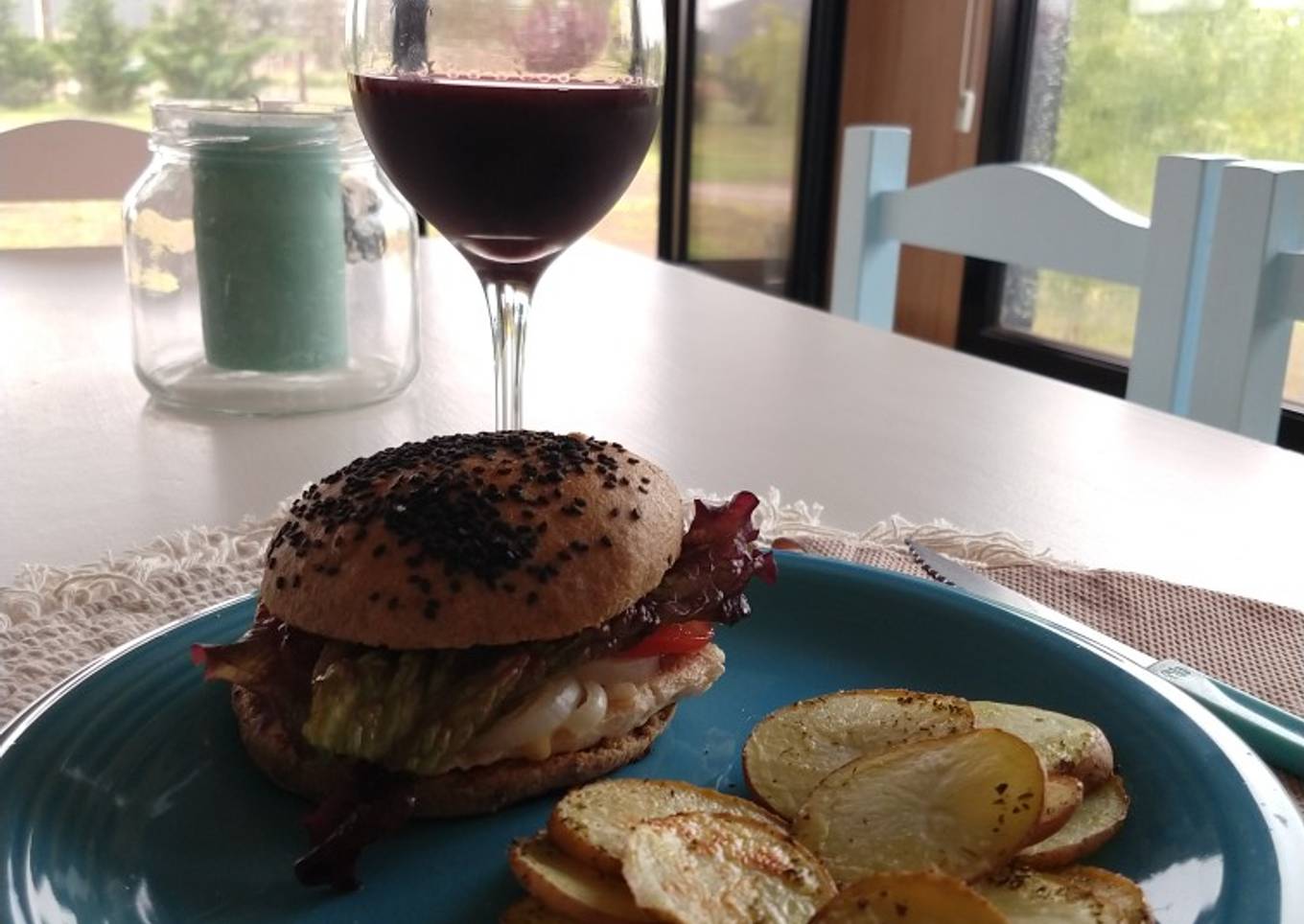 Hamburguesa de pollo con papas rústicas