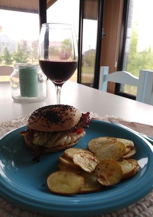 Una foto de Hamburguesa de pollo con papas rústicas