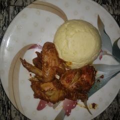 A picture of Mashed potatoes with garlic/chili chicken.