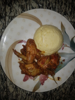 A picture of Mashed potatoes with garlic/chili chicken.