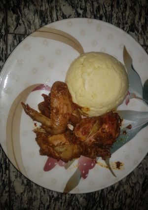 A picture of Mashed potatoes with garlic/chili chicken.