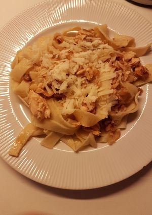 Una foto de Fideos caseros con salmón