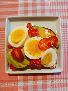 Una foto de 🥑Desayuno saludable: tostada de palta, huevo y cherry 🍅🥚
