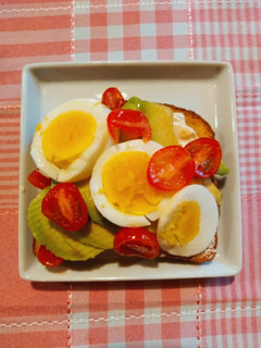 Una foto de 🥑Desayuno saludable: tostada de palta, huevo y cherry 🍅🥚