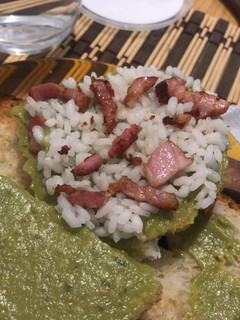 Una foto de Tostada con aguacate o guacamole
