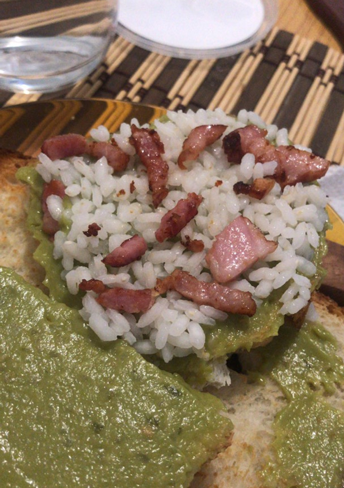 Una foto de Tostada con aguacate o guacamole