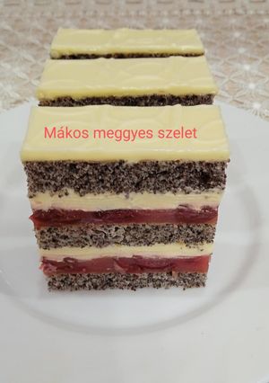 Meggyes mákos szelet recept fotója