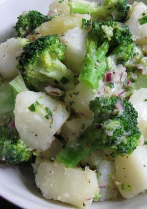 A picture of Quick & Cheesy Broccoli Potato.