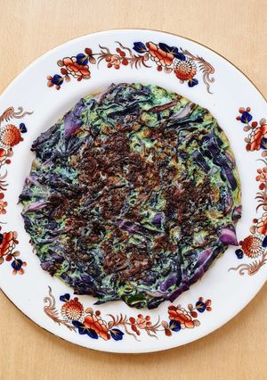 Una foto de Tortilla de repollo morado 🥚