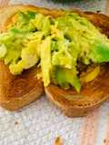 Desayuno rápido: Pan integral con aguacate