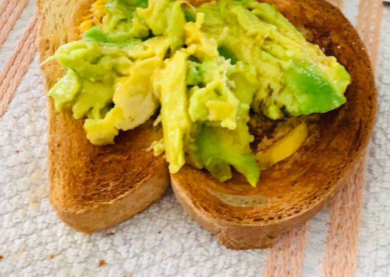 Desayuno rápido: Pan integral con aguacate