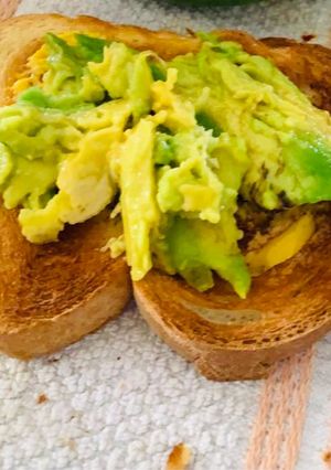 Una foto de Desayuno rápido: Pan integral con aguacate