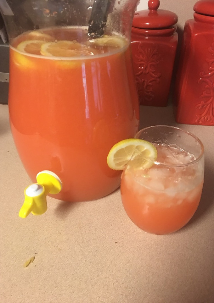A picture of Peach & raspberry lemonade punch.