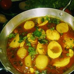 A picture of Anda aloo gravy.
