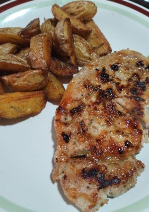 Una foto de Carre de cerdo con papines 🍽️