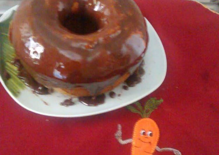 Bolo de cenoura com calda de chocolate