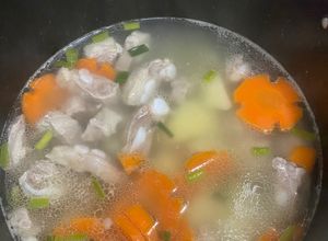 Hình của món Canh sườn hầm khoai tây, cà rốt.