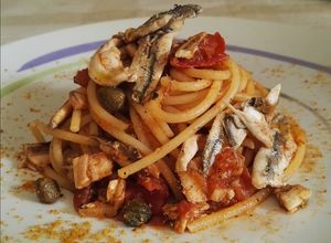 Foto di Spaghetti con Alici, Pomodorini, Capperi e Bottarga di Muggine