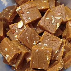 A picture of Malai besan burfi.