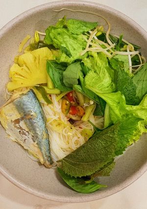 Hình của món Bún cá nục với thơm.