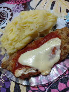 Una foto de Milanesas de carne con puré de papa 😋