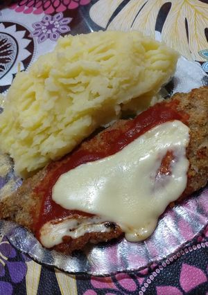 Una foto de Milanesas de carne con puré de papa 😋